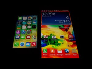 Apple iPhone 5s versus Samsung Galaxy Note 3 screens